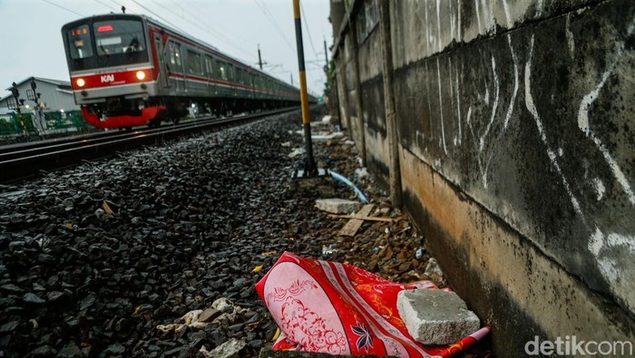 Kondisi memprihatinkan terlihat di bantaran rel kereta kawasan Jatinegara, Selasa (14/4/2026). Sejumlah alat kontrasepsi tampak berserakan di lokasi tersebut, memunculkan dugaan bahwa area itu digunakan sebagai tempat aktivitas prostitusi.