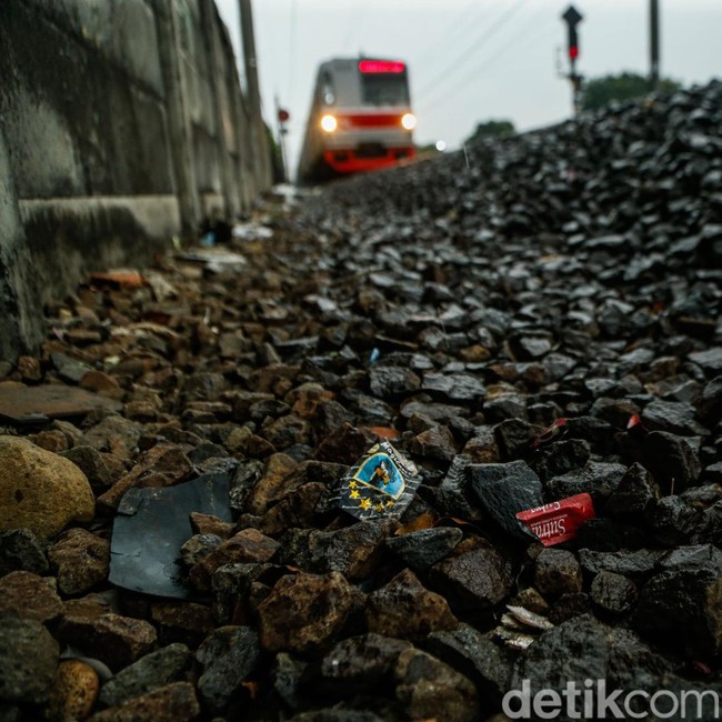 Kondom Berserakan di Rel Jatinegara, Diduga Jadi Lokasi Prostitusi