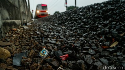 Kondom Berserakan di Rel Jatinegara, Diduga Jadi Lokasi Prostitusi