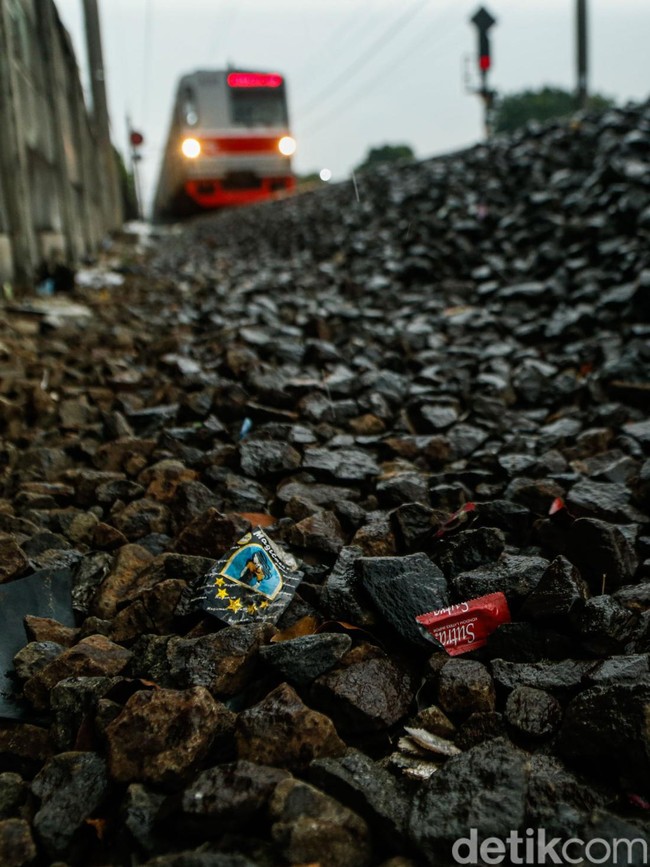 Kondom Berserakan di Rel Jatinegara, Diduga Jadi Lokasi Prostitusi