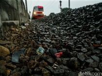 Kondom Berserakan di Rel Jatinegara, Diduga Jadi Lokasi Prostitusi