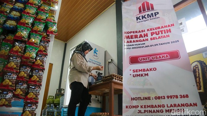 Pengunjung melihat produk yang dijual pada gerai Koperasi Kelurahan Merah Putih di Larangan Selatan, Kota Tangerang, Selasa (14/4/2026). Kemenkop menargetkan 30.000 Koperasi Desa/Kelurahan (KopdesKel) Merah Putih beroperasi pada Agustus 2026.