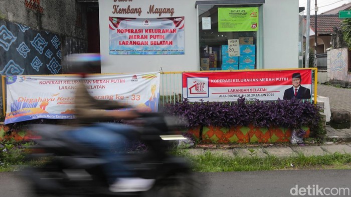 Pengunjung melihat produk yang dijual pada gerai Koperasi Kelurahan Merah Putih di Larangan Selatan, Kota Tangerang, Selasa (14/4/2026). Kemenkop menargetkan 30.000 Koperasi Desa/Kelurahan (KopdesKel) Merah Putih beroperasi pada Agustus 2026.