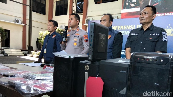Petugas menunjukan barang bukti yang berhasil diamankan dari kasus dugaan penghimpunan dana nasabah KSP Tunas Harapan Temanggung dalam konferensi pers di Polres Temanggung, Selasa (14/4/2026). (Foto: Eko Susanto/detikJateng).