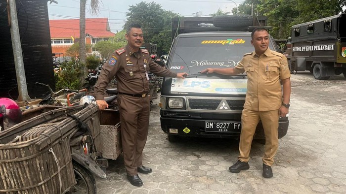 Kadis LHK Pekanbaru menunjukkan barang bukti yang ditangkap