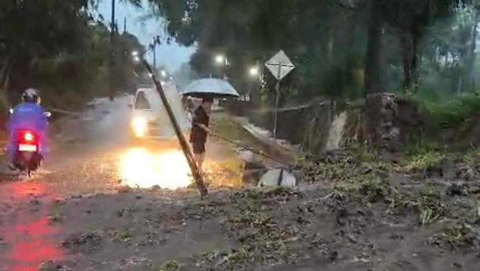 Longsor di Cemoroharjo, Pakem, Sleman, Selasa (14/4/2026).