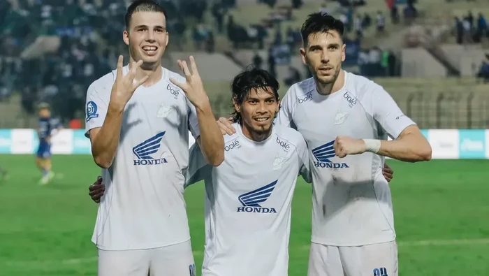 Luka Cumic, Rasyid Bakri dan Dusan Lagator merayakan kemenangan PSM Makassar di markas PSIM Yogyakarta.