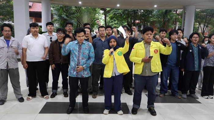 Sejumlah mahasiswa yang tergabung di Aliansi BEM Universitas Indonesia (UI) menyatakan sikap terkait kekerasan seksual yang terjadi di Fakultas Hukum (FH) UI, Depok, Jawa Barat, Selasa (14/4/2026). Aliansi BEM UI menuntut Dekanat FH UI dan Rektorat UI untuk segera memproses kasus kekerasan seksual yang diduga dilakukan 16 mahasiswa FH UI secara transparan dengan sanksi tegas bagi seluruh pelaku tanpa pandang bulu. ANTARA FOTO/Yulius Satria Wijaya