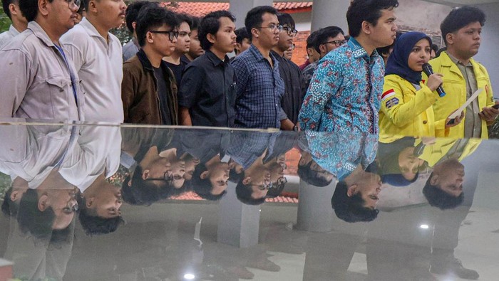 Sejumlah mahasiswa yang tergabung di Aliansi BEM Universitas Indonesia (UI) menyatakan sikap terkait kekerasan seksual yang terjadi di Fakultas Hukum (FH) UI, Depok, Jawa Barat, Selasa (14/4/2026). Aliansi BEM UI menuntut Dekanat FH UI dan Rektorat UI untuk segera memproses kasus kekerasan seksual yang diduga dilakukan 16 mahasiswa FH UI secara transparan dengan sanksi tegas bagi seluruh pelaku tanpa pandang bulu. ANTARA FOTO/Yulius Satria Wijaya
