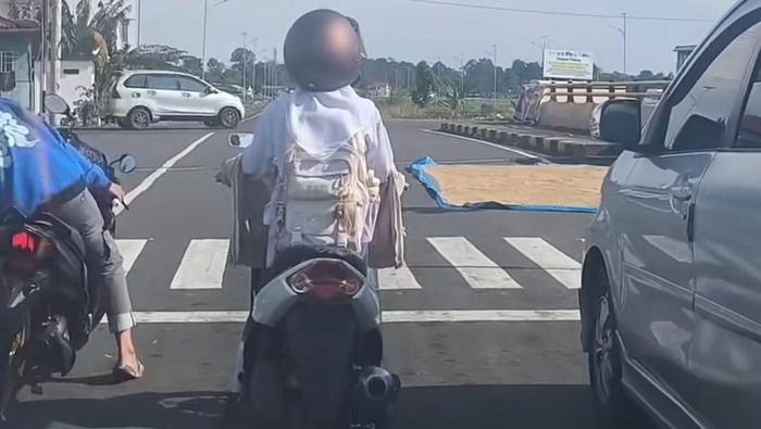 Warga menjemur padi di Jalan By Pass Mamminasata, Maros, mengganggu lalu lintas. Dishub dan Polres Maros ingatkan bahaya tindakan tersebut.