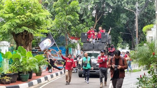 Massa ojol demo di kantor SRMC di Menteng. Massa menuntut Saiful Mujani meminta maaf atas pernyataannya dalam forum diskusi terkait 'menjatuhkan Prabowo'. (Taufiq/detikcom)