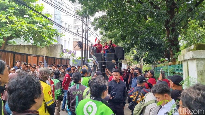 Massa ojol demo di kantor SRMC di Menteng. Massa menuntut Saiful Mujani meminta maaf atas pernyataannya dalam forum diskusi terkait menjatuhkan Prabowo. (Taufiq/detikcom)