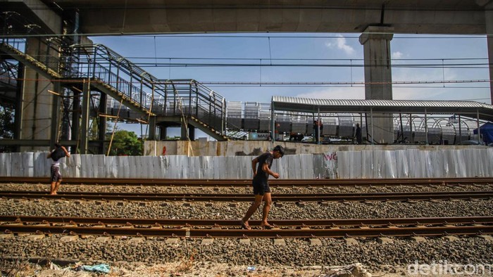 Aktivitas pekerja terlihat di proyek pembangunan Stasiun Jakarta International Stadium, Papanggo, Jakarta Utara, Selasa (14/4/2026).