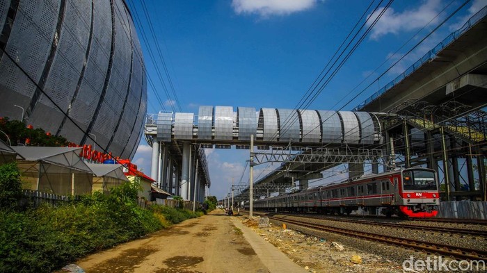 Aktivitas pekerja terlihat di proyek pembangunan Stasiun Jakarta International Stadium, Papanggo, Jakarta Utara, Selasa (14/4/2026).