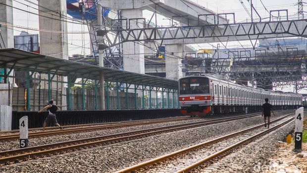 Aktivitas pekerja terlihat di proyek pembangunan Stasiun Jakarta International Stadium, Papanggo, Jakarta Utara, Selasa (14/4/2026).