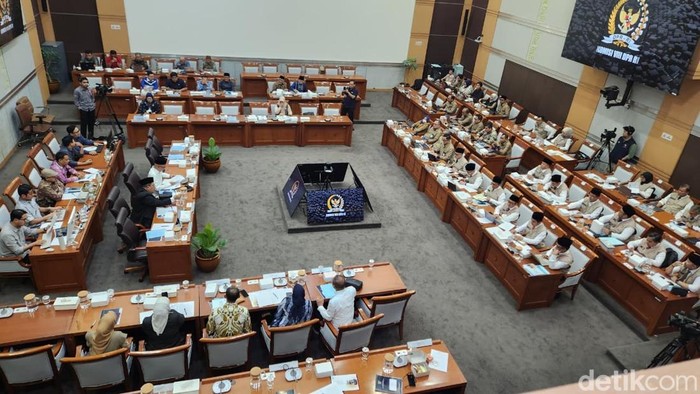 Menhaj Gus Irfan dalam rapat kerja dengan Komisi VIII DPR RI di kompleks parlemen, Senayan, Jakarta, Selasa (14/4/2026).