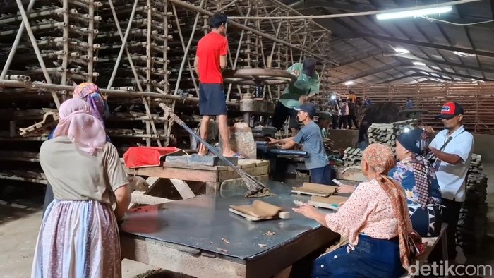 Menilik pabrik genteng di kawasan Plered, Kabupaten Purwakarta, Jawa Barat, Selasa (14/4/2026).