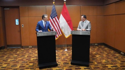 Menteri Pertahanan (Menhan) RI Sjafrie Sjamsoeddin saat bertemu bilateral dengan Menhan Amerika Serikat (AS) Pete Hegseth di Kuala Lumpur, Malaysia, Jumat (31/10/2025). (dok Kemhan RI)