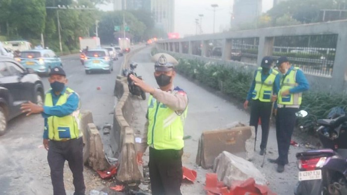 Minibus Tabrak Separator Jalan di Gatsu Arah Slipi