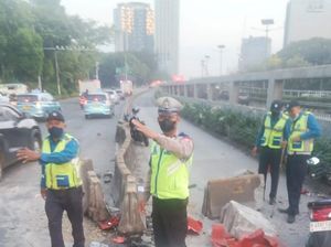 Minibus Tabrak Separator Jalan di Gatsu Arah Slipi, Lalin Macet