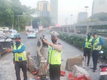 Minibus Tabrak Separator Jalan di Gatsu Arah Slipi, Lalin Macet