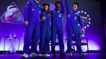 Para kru Artemis II, dari kiri, Jeremy Hansen, Christina Koch, Victor Glover, dan Reid Wiseman naik ke panggung di perayaan kembalinya kru ke Bumi di Ellington Field di Houston, Texas, pada Sabtu 11 April. Foto: NASA