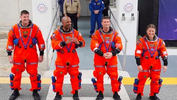 Para anggota kru Artemis II, dari kiri ke kanan yaitu spesialis misi Jeremy Hansen, pilot Victor Glover, komandan Reid Wiseman, dan spesialis misi Christina Koch, menuju Landasan Peluncuran 39B di Kennedy Space Center untuk lepas landas pada 1 April 2026. Foto: NASA