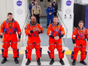 Mengapa Astronaut Artemis Pakai Baju Oranye, Bukan Putih?