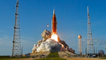 Misi Artemis II NASA, yang terdiri dari roket Space Launch System (SLS) dengan kapsul awak Orion, lepas landas dari Kennedy Space Center di Cape Canaveral, Florida. Foto: NASA