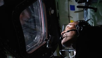 Pilot Artemis II, Victor Glover, melihat keluar jendela pesawat ruang angkasa Orion selama penerbangan lintas Bulan Artemis II. Foto: NASA