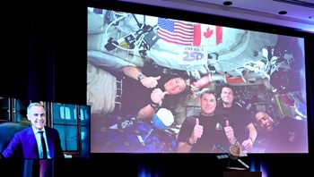 Perdana Menteri Kanada Mark Carney berbicara kepada kru Artemis II selama siaran langsung di markas besar Badan Antariksa Kanada di Longueuil, Quebec, pada 8 April. Foto: NASA
