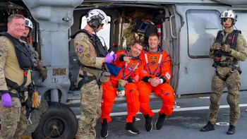 Reid Wiseman dan Jeremy Hansen berada di atas kapal USS John P. Murtha setelah mereka dievakuasi dari Samudra Pasifik. Foto: NASA