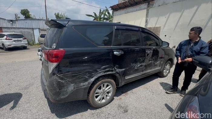 Mobil Innova yang ditinggal di tengah hutan wilayah Desa Candi Mulyo, Rembang, diamankan di Polres Rembang, Selasa (14/4/2026).