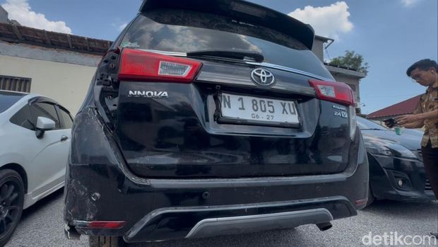 Mobil Innova yang ditinggal di tengah hutan wilayah Desa Candi Mulyo, Rembang, diamankan di Polres Rembang, Selasa (14/4/2026).