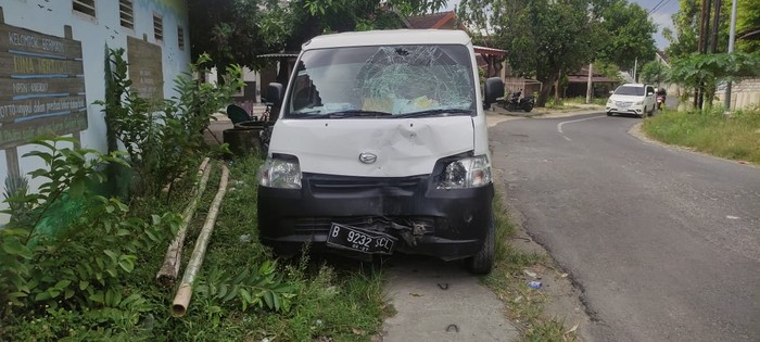 Mobil MBG tabrak motor pasutri lansia di Tuban.
