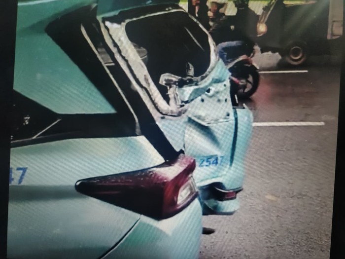 Mobil taksi mengalami kecelakaan dengan motor gede (moge) di Jalan TB Simatupang, Jaksel. Bodi belakang taksi ringsek dan kacanya pecah akibat tabrakan itu. (dok Istimewa/repro)
