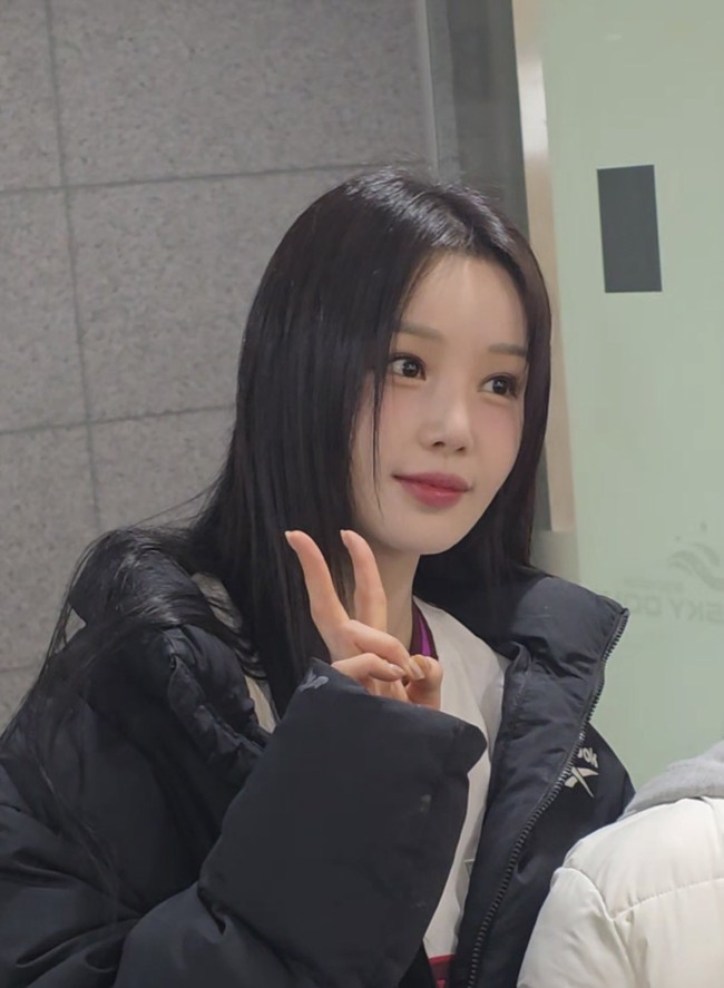 Nam Gyuri mencuri perhatian saat tampil di hadapan publik baru-baru ini. Personel girl group SeeYa ini terlihat begitu imut dan menggemaskan, tak disangka sudah menginjak 43 tahun. Foto: dok. Instagram @nam_gyuri