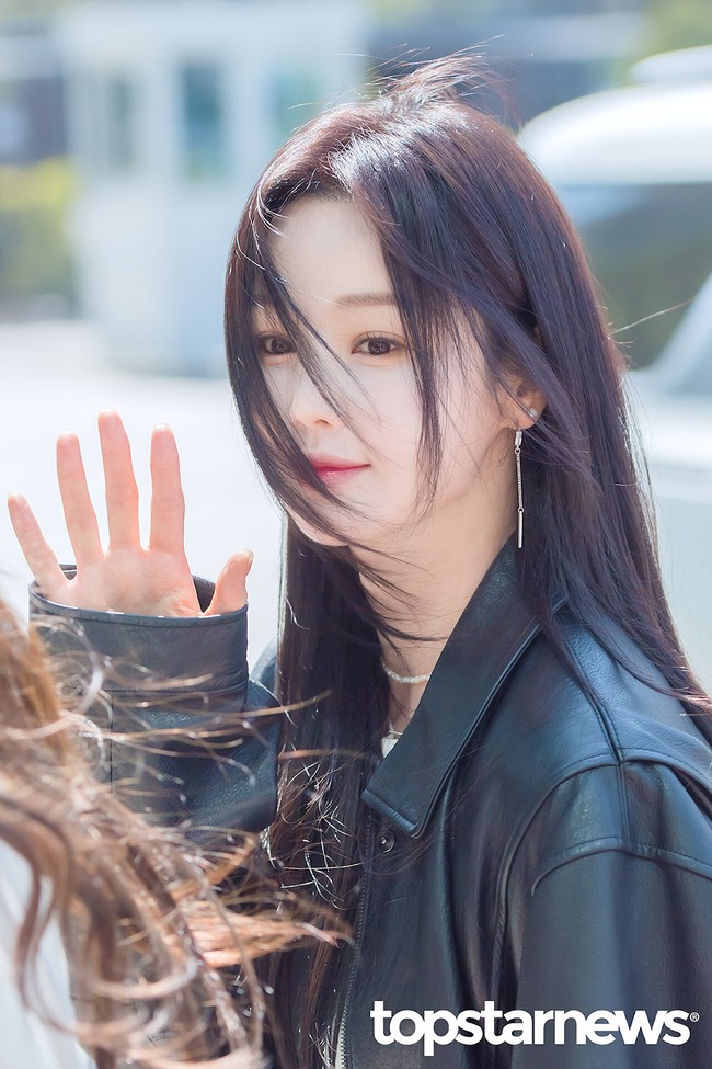 Ini penampilan Nam Gyuri saat menghadiri pre recording di gedung SBS untuk program radio Cultwo Show. Banyak netizen yang takjub, menilai Nam Gyuri seperti idol yang baru debut. Foto: dok. Instagram @nam_gyuri