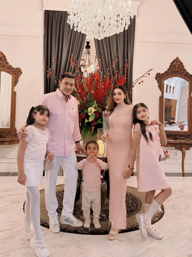 Dari hasil pernikahannya, Teuku Rafly dan Nurah Syahfirah dikaruniai dua anak perempuan dan satu anak laki-laki. Saat menikah, Nurah berusia 21 tahun, dan kini menginjak usia 34. Foto: dok. Instagram @nourahsheivirah