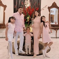 Dari hasil pernikahannya, Teuku Rafly dan Nurah Syahfirah dikaruniai dua anak perempuan dan satu anak laki-laki. Saat menikah, Nurah berusia 21 tahun, dan kini menginjak usia 34. Foto: dok. Instagram @nourahsheivirah