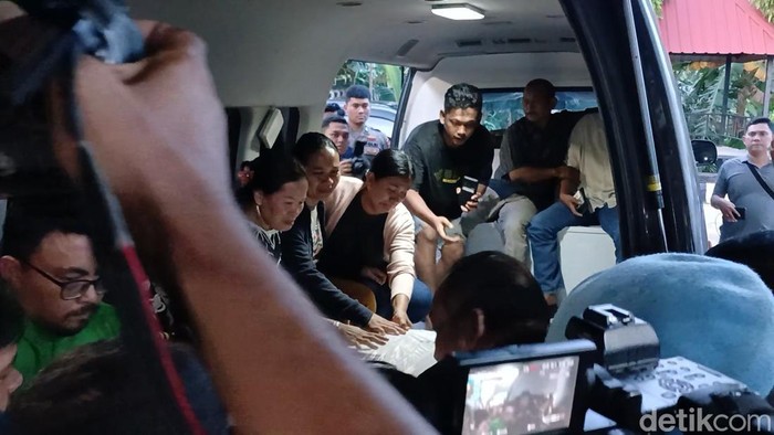 Orang tua Bripda NS tampak menangis histeris saat menerima jenazah korban usai proses autopsi di RS Bhayangkara Polda Kepri, Selasa (14/4/2026).(Alamudin Hamapu/detikSumut)
