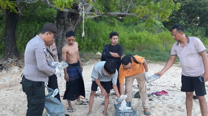 Anggota Polres Sumenep bersama warga mengamankan paket diduga kokain di Pantai Kahuripan, Pulau Gili Genting