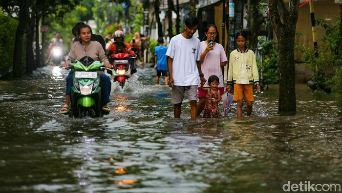 Sejumlah wilayah di Pamulang, Selasa (14/4/2026) sore, dilanda banjir usai hujan deras mengguyur kawasan tersebut. Genangan air terjadi di berbagai titik dan menyebabkan aktivitas warga serta arus lalu lintas terganggu.