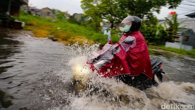Pamulang Tangsel Dikepung Banjir, Akses Jalan Lumpuh Sore Ini