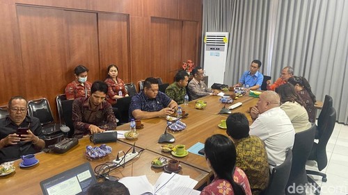 Pansus Pendapatan dan Pengelolaan Keuangan DPRD Karangasem saat mendatangi BPKAD Karangasem, Selasa (14/4/2026). (Foto: I Wayan Selamat Juniasa/detikBali)