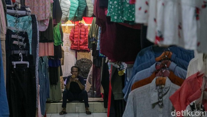 Kondisi Pasar Ular Plumpang kian sepi dari aktivitas jual beli dalam beberapa waktu terakhir. Pada Selasa (14/4/2026), lorong-lorong pasar yang dahulu ramai dipadati pengunjung kini tampak lengang dengan hanya sedikit pembeli yang datang.