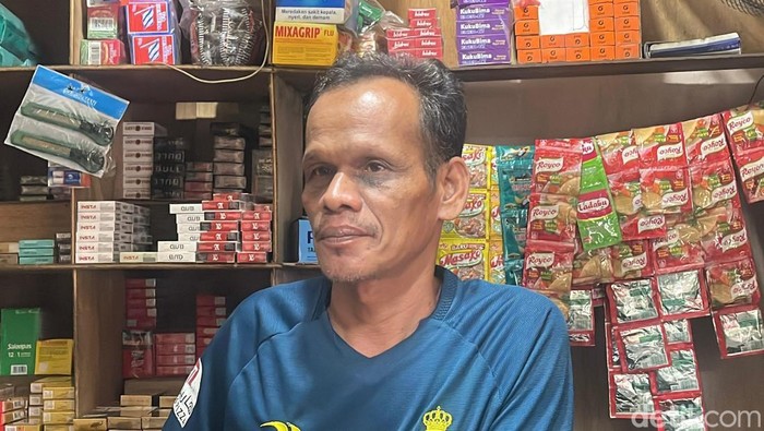 Pedagang di Deli Serdang, Ibrahim saat diwawancarai di warungnya