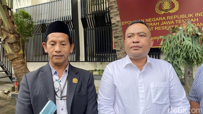 Pengacara korban, Abdullah Zaini (kiri) dan Ketua Koperasi BMJ, Juhara Sulaeman (kanan) di Mapolda Jateng, Kecamatan Semarang Selatan, Kota Semarang, Selasa (14/4/2026).