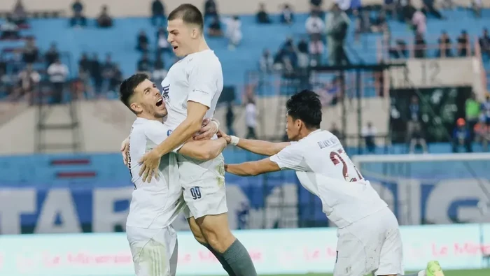 Pemain asing PSM Makassar Dusan Lagator dan Luka Cimic merayakan kemenangan di kandang PSIM Yogyakarta.