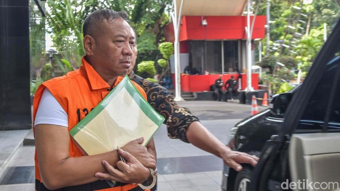 Bupati Tulungagung Gatut Sunu Wibowo berjalan  menuju mobil tahanan usai pemeriksaan perdana di Gedung KPK, Jakarta, Selasa (14/4/2026).